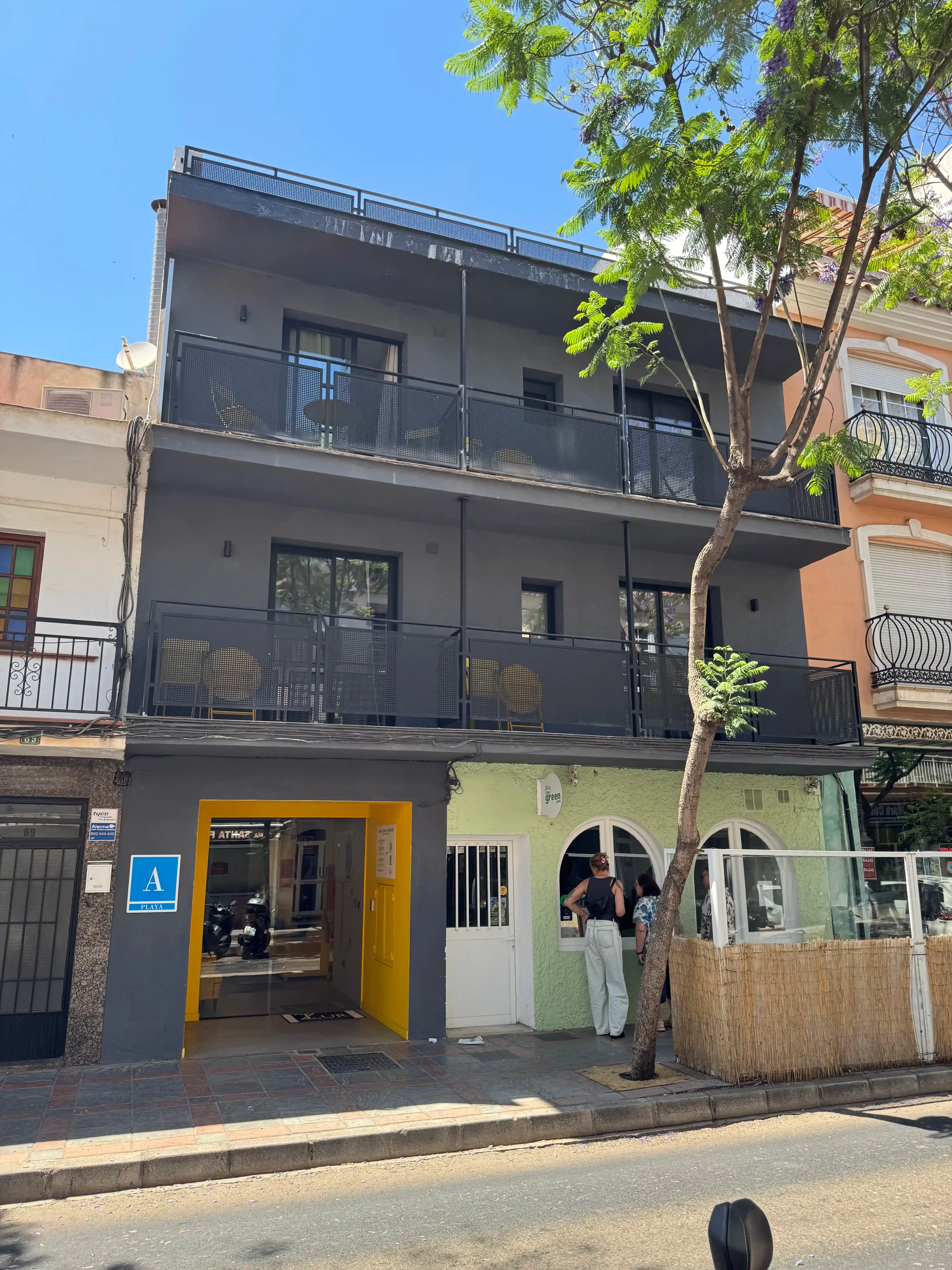Fachada de ZUR Boutique Hostel en Fuengirola